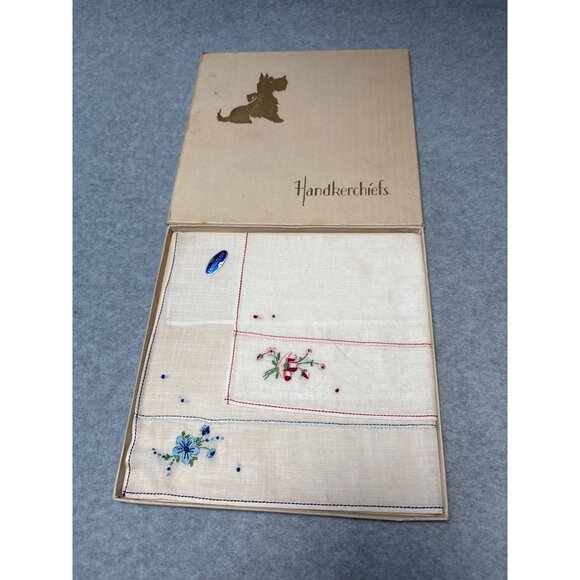 Vintage Embroidered Handkerchief Set with Floral Designs Original Box 1950s - Picture 2 of 7